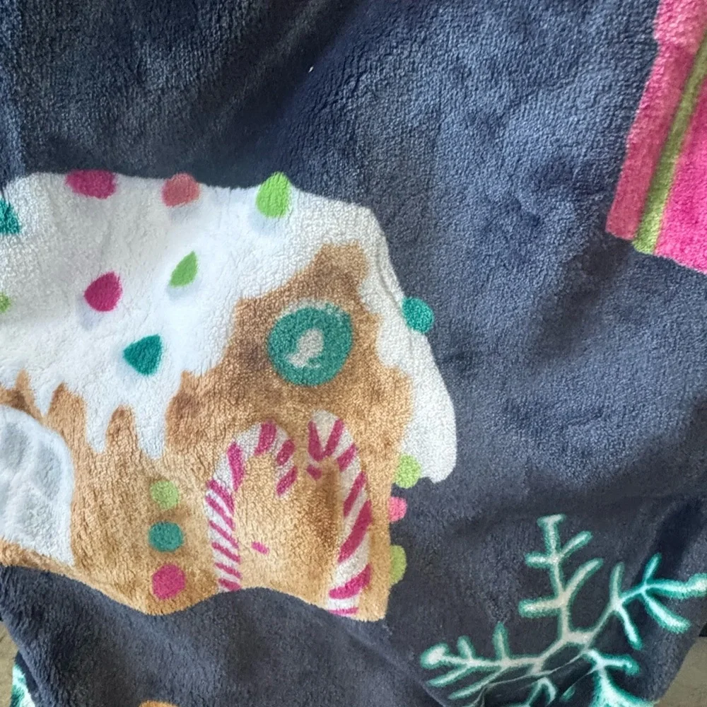 RAE DUNN PLUSH CHRISTMAS HOLIDAY THROW BLANKET w/GINGERBREAD HOUSE/MAN SNOWFLAKE